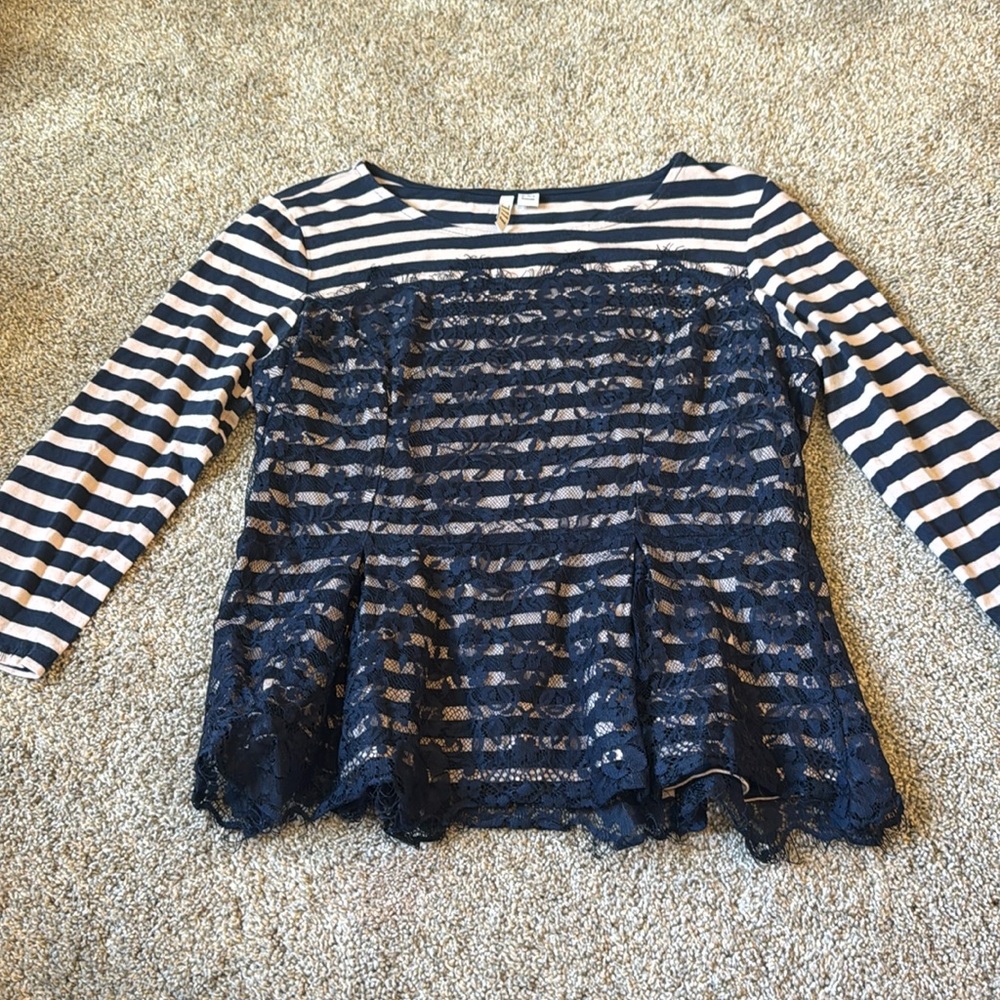 Beautiful navy blue and off white top lace top medium elle